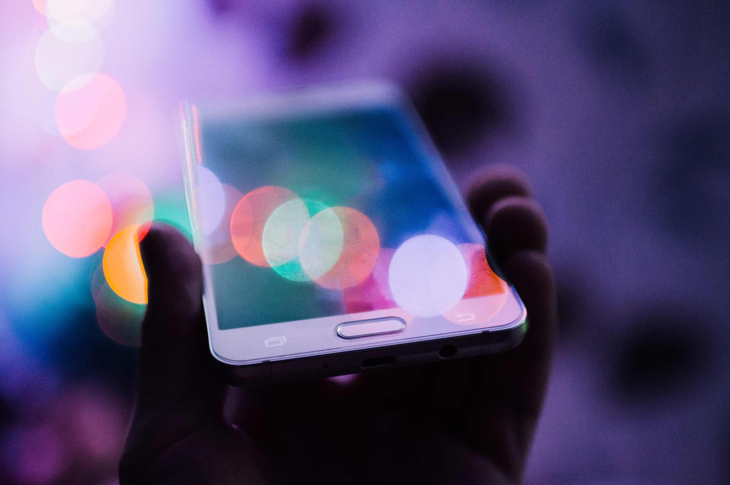 Close-up picture of a hand holding a phone